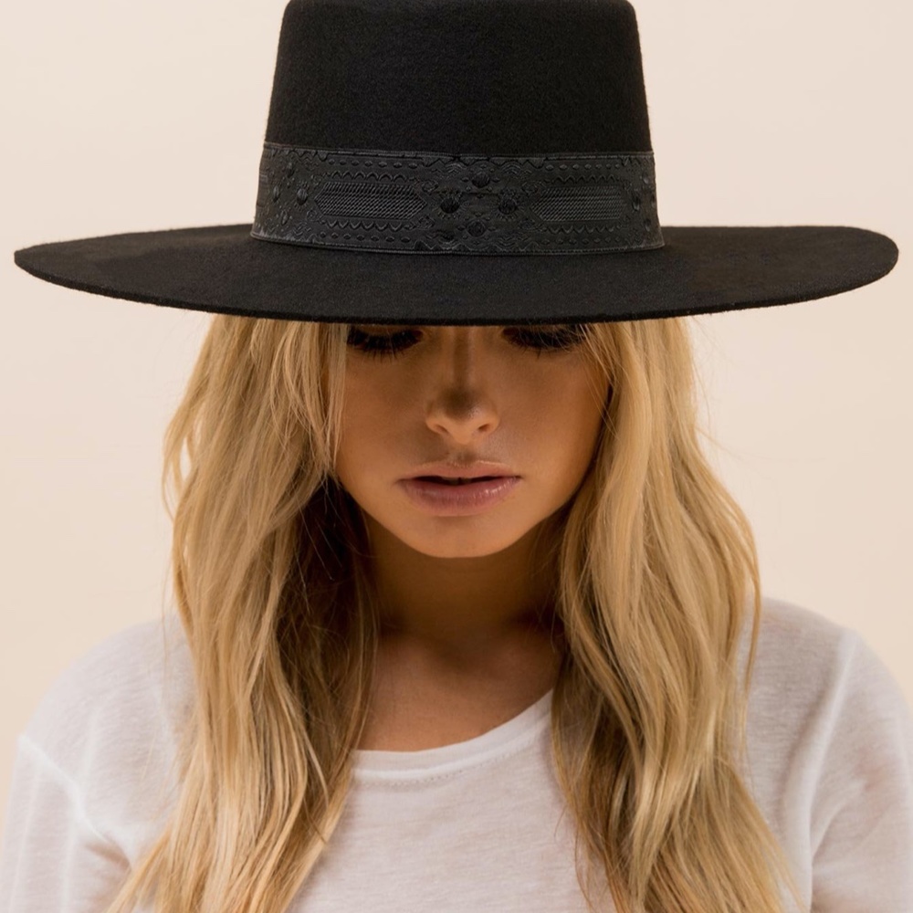 Lack of color Sierra - black hat - size small